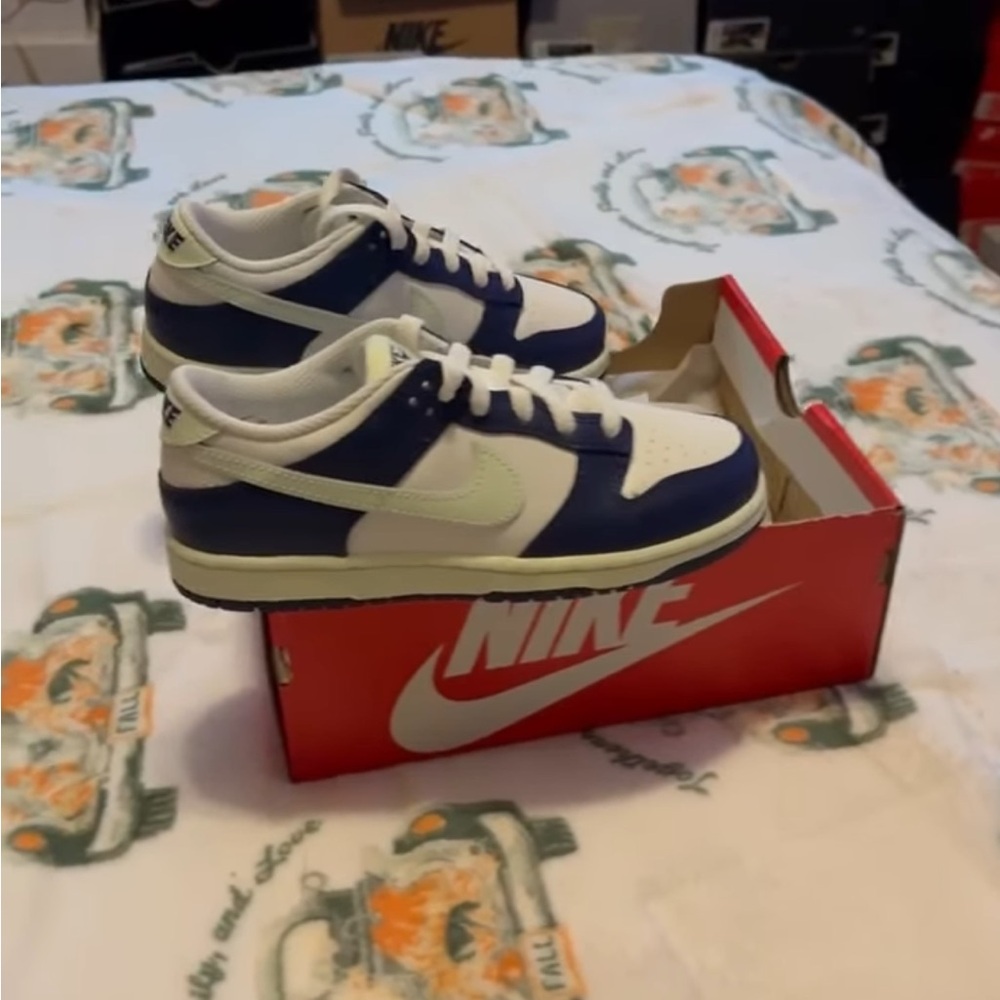Nike kid Navy and White Sneakers - Picture 4 of 10